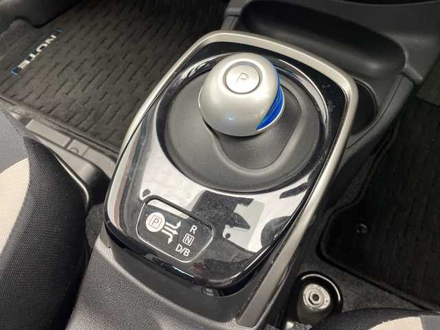 日産 ノート e－パワー X 愛知県 2017(平29)年 3.7万km ソニックブルー 純正ナビ/全方位カメラ/バックカメラ/コーナーセンサー/LEDヘッドライト/オートライト/ドライブレコーダー/ETC/衝突軽減システム/CD/Bluetooth/ステアリングスイッチ/スマートキー/プッシュスタート