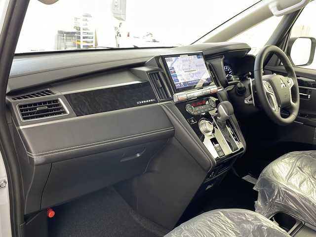 三菱 デリカＤ：５ シャモニー 道央・札幌 2025(令7)年 0.1万km未満 白Ⅱ ・4WD/・CHAMONIX　７人乗り/・e-Assist/・11インチメモリナビ/・ＤＶＤ・ＣＤ・ＢＴ・ＳＤ・フルセグTV/・全方位カメラ/・両側パワースライドドア/・パワーバックドア/・レーダークルーズコントロール/・LEDヘッドライト/フォグランプ/・ハーフレザーシート/・パワーシート/・ステアリングヒーター/・純正18インチアルミホイール/・パドルシフト/・アイドリングストップ/・横滑り防止装置/・レーンアシスト/・スペアキー(1本)/・スマートキー