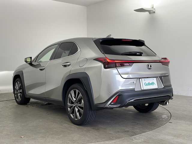 レクサス ＵＸ 250h Fスポーツ 兵庫県 2022(令4)年 3万km ソニックチタニウム ・純正ナビ&BT&USB&TV&Miracast/・バックカメラ/・ビルトインETC2.0/・LEXUSsafety/・プリクラッシュセーフティ/・レーンディパーチャーアラート/・レーダークルーズコントロール/・クリアランスソナー/・レザーシート/・前席パワーシート/・メモリ付きパワーシート/・シートヒーター/・純正フロアマット/・革巻きステアリング/・ステアリングスイッチ/・ステアリングヒーター/・純正18インチアルミホイール/・パワーバックドア/・電動パーキングブレーキ/・W＋サイドエアバッグ/・カーテンエアバッグ/・3眼LEDオートライト/・LEDフォグランプ/・オートマチックハイビーム/・パドルシフト
