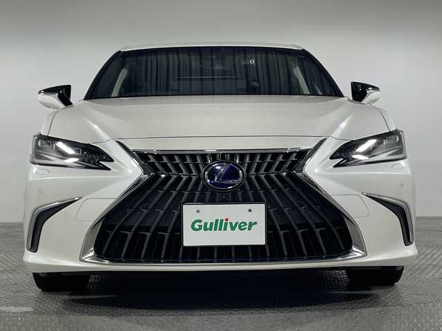 レクサス ＥＳ 300h バージョンL 神奈川県 2022(令4)年 4.1万km ソニッククォーツ 純正ナビ/フルセグTV/全方位カメラ/パノラミックビューモニター/置くだけ充電/USB入力端子/Bluetooth/DVD再生機能/電動リアゲート/ムーンルーフ/レザーシート/レーダークルーズコントロール/前後コーナーセンサー/衝突被害軽減システム/ビルトインETC2.0/AC100V電源/前後ドライブレコーダー/ステアリングスイッチ/パドルシフト/全席パワーシート/全席シートヒーター/前席シートベンチレーション/オートライト/オートマチックハイビーム/LEDヘッドライト/プッシュスタート/スマートキー/スペアキー/純正フロアマット/純正18インチアルミホイール/ブラインドスポットモニター