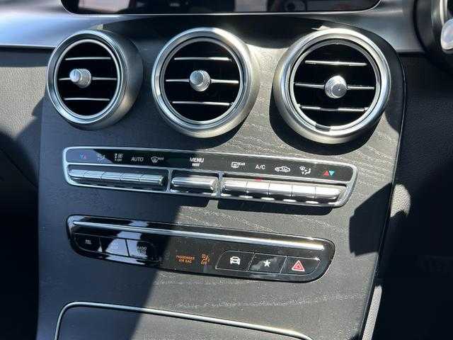 メルセデス・ベンツ ＧＬＣ２２０ d 4マチック AMGライン 埼玉県 2020(令2)年 5万km オブシディアンブラック 黒ハーフレザー/パノラミックスライディングルーフ/レーダーセーフティＰ/オートトランク/ＬＥＤヘッドライト/地上デジタル放送/パークトロニック/シートヒーター/全方位カメラ/純正１９インチＡＷ