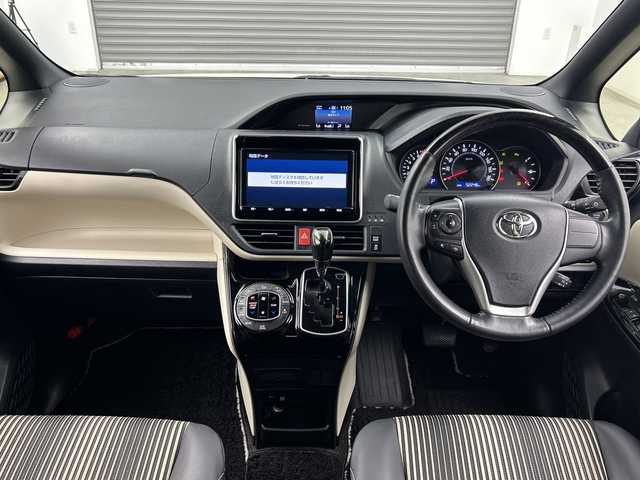 トヨタ ノア Si ダブルバイビーⅢ 三重県 2021(令3)年 5.3万km ホワイトパールクリスタルシャイン 純正9インチSDナビ/・AM/FM/CD/DVD/フルセグ/Bluetooth/SD/トヨタセーフティセンス/12.1インチ純正フリップダウンモニター/バックカメラ/両側パワースライドドア/クルーズコントロール/オートライト/オートハイビーム/前後ドライブレコーダー/ビルトインETC/プリクラッシュセーフティ/クリアランスソナー/先行車発進告知/純正16インチアルミホイール
