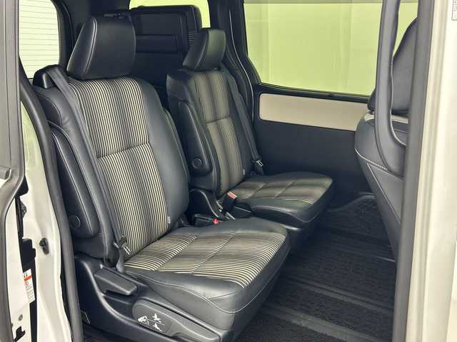 トヨタ ノア Si ダブルバイビーⅢ 三重県 2021(令3)年 5.3万km ホワイトパールクリスタルシャイン 純正9インチSDナビ/・AM/FM/CD/DVD/フルセグ/Bluetooth/SD/トヨタセーフティセンス/12.1インチ純正フリップダウンモニター/バックカメラ/両側パワースライドドア/クルーズコントロール/オートライト/オートハイビーム/前後ドライブレコーダー/ビルトインETC/プリクラッシュセーフティ/クリアランスソナー/先行車発進告知/純正16インチアルミホイール