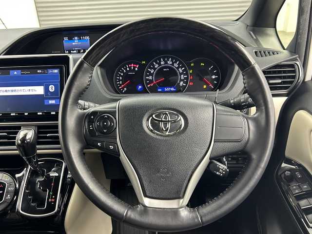 トヨタ ノア Si ダブルバイビーⅢ 三重県 2021(令3)年 5.3万km ホワイトパールクリスタルシャイン 純正9インチSDナビ/・AM/FM/CD/DVD/フルセグ/Bluetooth/SD/トヨタセーフティセンス/12.1インチ純正フリップダウンモニター/バックカメラ/両側パワースライドドア/クルーズコントロール/オートライト/オートハイビーム/前後ドライブレコーダー/ビルトインETC/プリクラッシュセーフティ/クリアランスソナー/先行車発進告知/純正16インチアルミホイール