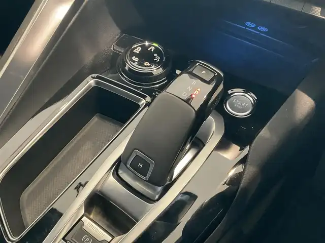 プジョー ３００８ GT ブルー HDi 熊本県 2018(平30)年 4.8万km 青Ⅱ ・スマートキー/・プッシュスタート/・アクティブセーフティブレーキ/・疲労検知/・ディレクショナルヘッドライト/・インテリジェントハイビーム/・レーンキープアシスト/・パーキングセンサー/・ブラインドスポットモニター/・クルーズコントロール(追従式)/・ハーフレザーシート/・純正ディスプレイオーディオ/　【Bluetooth・USB・AppleCarPlay・AndroidAuto】/・バックカメラ/・左サイドカメラ/・ETC/・ドライブレコーダー(前方録画)/・LEDヘッドランプ/・LEDフォグランプ/・純正ラバーマット/・純正バイザー/・保証書/取説