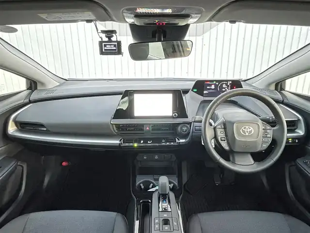 トヨタ プリウス U 滋賀県 2025(令7)年 0.3万km アティチュードブラックマイカ 純正８型ディスプレイ/・Bluetooth/フルセグ/・ミラキャスト/バックカメラ/革巻きステアリング/ステアリングリモコン/ETC２．０/前後ドライブレコーダー/レーダークルコン/オートリトラミラー/AC１００V/オートハイビーム/LEDオートライト/レーンディパーチャーアラート/プリクラッシュセーフティ/プロアクティブドライビングアシスト/クリアランスソナー/パーキングサポートブレーキ/ロードサインアシスト/スマートキー