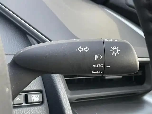 トヨタ プリウス U 滋賀県 2025(令7)年 0.3万km アティチュードブラックマイカ 純正８型ディスプレイ/・Bluetooth/フルセグ/・ミラキャスト/バックカメラ/革巻きステアリング/ステアリングリモコン/ETC２．０/前後ドライブレコーダー/レーダークルコン/オートリトラミラー/AC１００V/オートハイビーム/LEDオートライト/レーンディパーチャーアラート/プリクラッシュセーフティ/プロアクティブドライビングアシスト/クリアランスソナー/パーキングサポートブレーキ/ロードサインアシスト/スマートキー