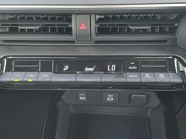 トヨタ プリウス U 滋賀県 2025(令7)年 0.3万km アティチュードブラックマイカ 純正８型ディスプレイ/・Bluetooth/フルセグ/・ミラキャスト/バックカメラ/革巻きステアリング/ステアリングリモコン/ETC２．０/前後ドライブレコーダー/レーダークルコン/オートリトラミラー/AC１００V/オートハイビーム/LEDオートライト/レーンディパーチャーアラート/プリクラッシュセーフティ/プロアクティブドライビングアシスト/クリアランスソナー/パーキングサポートブレーキ/ロードサインアシスト/スマートキー