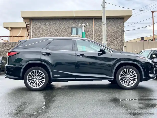 レクサス ＲＸ 450hL 静岡県 2019(令1)年 5.2万km グラファイトブラックガラスフレーク 純正12.3インチナビ(CD/DVD/BT/フルセグ)/全方位カメラ/サンルーフ/後席モニター/電動リアゲート/3眼LEDヘッドライト/1~2列目シートヒーター/D席N席パワーシート/D席N席エアシート/パドルシフト/ETC2.0/エンジンスタートボタン/パワーステアリング/パワーウィンドウ/保証書/取扱説明書/記録簿/4WD/100V充電/アイドリングストップ/スマートキー/Wオートエアコン/レーダークルーズコントロール/USB入力端子/電動格納サードシート/純正フロアマット/純正20インチアルミホイール/レザーシート/ルーフレール/ABS/横滑り防止装置/コーアンーセンサー前後/レーンキープアシスト/オートマチックハイビーム/W+サイドエアバッグ/カーテンエアバッグ/ステアリングヒーター/HDMI接続/BSM/ヘッドアップディスプレイ/ワイヤレス充電/２列目真ん中の席、ヘッドレストなし