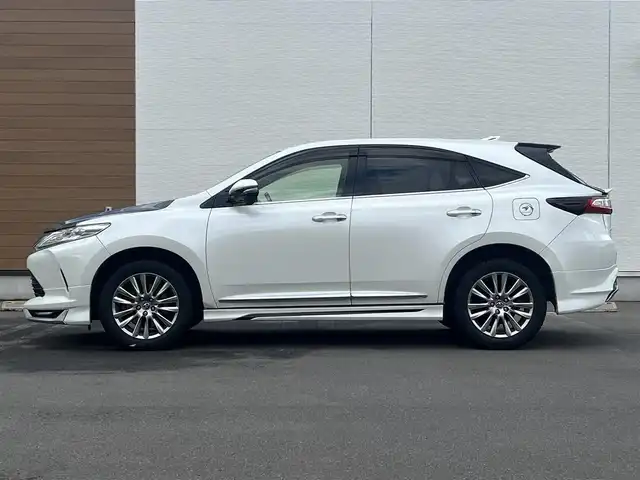 トヨタ ハリアー プレミアム 秋田県 2019(平31)年 16.2万km ホワイトパールクリスタルシャイン ４WD/衝突軽減システム/LEDヘッドライト/モデリスタエアロパーツ/純正メモリナビ（DVD/CD/BT/USB)/フルセグ/バックカメラ/トヨタ純正アルミ（冬タイヤ装着）/スマートキー/純正エンジンスターター/アイドリングストップ/プッシュスタート/コーナーセンサー/クルーズコントロール追従走行有/レーンキープアシスト/アダプティブ・フロントライティングシステム/MTモード付AT/ステアリングスイッチ/運転席パワーシート/ドライブレコーダー/ビルトインETC/電動リアゲート/電動パーキングブレーキ/オートブレーキホールド機能/100V充電/純正フロアマット/純正ドアバイザー/オートライト/オートエアコン/パワーステアリング/パワーウィンドウ/電動格納ウィンカーミラー/横滑り防止/盗難防止装置/寒冷地仕様/保証書/取扱説明書/記録簿