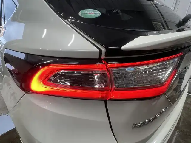 トヨタ ハリアー プレミアム 秋田県 2019(平31)年 16.2万km ホワイトパールクリスタルシャイン ４WD/衝突軽減システム/LEDヘッドライト/モデリスタエアロパーツ/純正メモリナビ（DVD/CD/BT/USB)/フルセグ/バックカメラ/トヨタ純正アルミ（冬タイヤ装着）/スマートキー/純正エンジンスターター/アイドリングストップ/プッシュスタート/コーナーセンサー/クルーズコントロール追従走行有/レーンキープアシスト/アダプティブ・フロントライティングシステム/MTモード付AT/ステアリングスイッチ/運転席パワーシート/ドライブレコーダー/ビルトインETC/電動リアゲート/電動パーキングブレーキ/オートブレーキホールド機能/100V充電/純正フロアマット/純正ドアバイザー/オートライト/オートエアコン/パワーステアリング/パワーウィンドウ/電動格納ウィンカーミラー/横滑り防止/盗難防止装置/寒冷地仕様/保証書/取扱説明書/記録簿