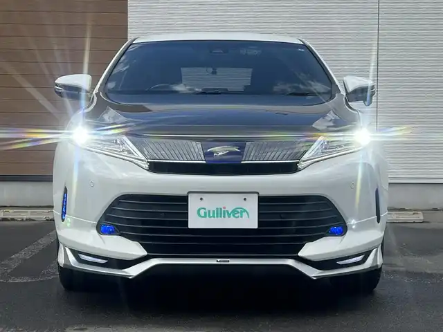 トヨタ ハリアー プレミアム 秋田県 2019(平31)年 16.2万km ホワイトパールクリスタルシャイン ４WD/衝突軽減システム/LEDヘッドライト/モデリスタエアロパーツ/純正メモリナビ（DVD/CD/BT/USB)/フルセグ/バックカメラ/トヨタ純正アルミ（冬タイヤ装着）/スマートキー/純正エンジンスターター/アイドリングストップ/プッシュスタート/コーナーセンサー/クルーズコントロール追従走行有/レーンキープアシスト/アダプティブ・フロントライティングシステム/MTモード付AT/ステアリングスイッチ/運転席パワーシート/ドライブレコーダー/ビルトインETC/電動リアゲート/電動パーキングブレーキ/オートブレーキホールド機能/100V充電/純正フロアマット/純正ドアバイザー/オートライト/オートエアコン/パワーステアリング/パワーウィンドウ/電動格納ウィンカーミラー/横滑り防止/盗難防止装置/寒冷地仕様/保証書/取扱説明書/記録簿