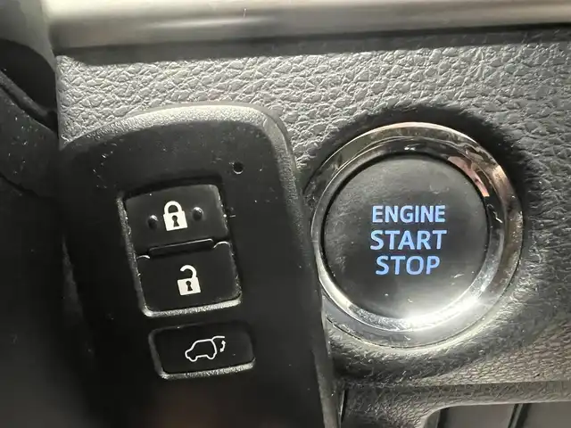 トヨタ ハリアー プレミアム 秋田県 2019(平31)年 16.2万km ホワイトパールクリスタルシャイン ４WD/衝突軽減システム/LEDヘッドライト/モデリスタエアロパーツ/純正メモリナビ（DVD/CD/BT/USB)/フルセグ/バックカメラ/トヨタ純正アルミ（冬タイヤ装着）/スマートキー/純正エンジンスターター/アイドリングストップ/プッシュスタート/コーナーセンサー/クルーズコントロール追従走行有/レーンキープアシスト/アダプティブ・フロントライティングシステム/MTモード付AT/ステアリングスイッチ/運転席パワーシート/ドライブレコーダー/ビルトインETC/電動リアゲート/電動パーキングブレーキ/オートブレーキホールド機能/100V充電/純正フロアマット/純正ドアバイザー/オートライト/オートエアコン/パワーステアリング/パワーウィンドウ/電動格納ウィンカーミラー/横滑り防止/盗難防止装置/寒冷地仕様/保証書/取扱説明書/記録簿