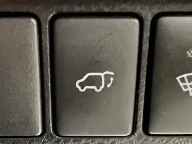 トヨタ ハリアー プレミアム 秋田県 2019(平31)年 16.2万km ホワイトパールクリスタルシャイン ４WD/衝突軽減システム/LEDヘッドライト/モデリスタエアロパーツ/純正メモリナビ（DVD/CD/BT/USB)/フルセグ/バックカメラ/トヨタ純正アルミ（冬タイヤ装着）/スマートキー/純正エンジンスターター/アイドリングストップ/プッシュスタート/コーナーセンサー/クルーズコントロール追従走行有/レーンキープアシスト/アダプティブ・フロントライティングシステム/MTモード付AT/ステアリングスイッチ/運転席パワーシート/ドライブレコーダー/ビルトインETC/電動リアゲート/電動パーキングブレーキ/オートブレーキホールド機能/100V充電/純正フロアマット/純正ドアバイザー/オートライト/オートエアコン/パワーステアリング/パワーウィンドウ/電動格納ウィンカーミラー/横滑り防止/盗難防止装置/寒冷地仕様/保証書/取扱説明書/記録簿