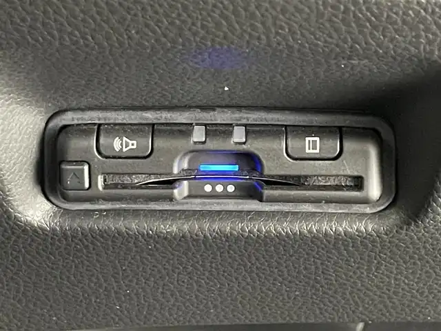 ホンダ フィット e:HEVリュクス 滋賀県 2022(令4)年 1.9万km ゴールド 純正9インチナビ/【Bluetooth/CD/DVD/フルセグTV】/ハーフレザーシート/バックカメラ/追従クルーズコントロール/クリアランスソナー/LEDヘッドライト/オートマチックハイビーム/前後ドライブレコーダー/D/Nシートヒーター/ステアリングヒーター/ビルトインETC/電動パーキングブレーキ/オートブレーキホールド/純正フロアマット/プッシュスタート/スマートキー/ステアリングリモコン