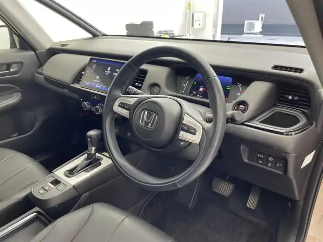 ホンダ フィット e:HEVリュクス 滋賀県 2022(令4)年 1.9万km ゴールド 純正9インチナビ/【Bluetooth/CD/DVD/フルセグTV】/ハーフレザーシート/バックカメラ/追従クルーズコントロール/クリアランスソナー/LEDヘッドライト/オートマチックハイビーム/前後ドライブレコーダー/D/Nシートヒーター/ステアリングヒーター/ビルトインETC/電動パーキングブレーキ/オートブレーキホールド/純正フロアマット/プッシュスタート/スマートキー/ステアリングリモコン