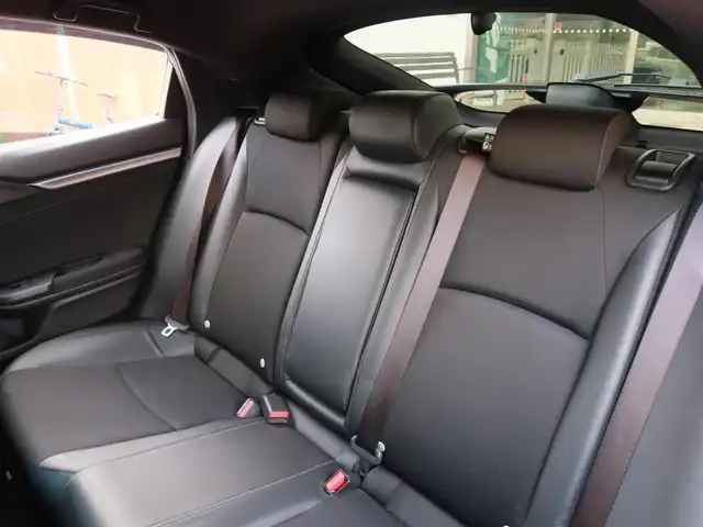 ホンダ シビック ハッチバック 千葉県 2020(令2)年 4.7万km 紺 SEEKERフロントリップスポイラー/モデューロテールゲートスポイラー純正OP/前期型フロントグリル（エンブレムレス加工）/純正グリルあり/HKSリーガマックスプレミアムマフラー/純正マフラーあり/BLITZ車高調ZZR/純正サスあり/YOKOHAMA ADVANREACING RCIII18インチ/純正AWあり/協栄産業ワイトレ11mm/無限シフトノブ/純正シフトノブあり/クレイスミスナンバーフレーム/innoベースキャリア/純正SDナビゲーション/・フルセグTV/・バックカメラ/・Bluetooth/・CD/DVD再生/ビルトインETC2.0/純正ドライブレコーダー（前後）/純正フロアマット/ホンダセンシング/・衝突軽減ブレーキ/・アダクティブクルーズコントロール/・歩行者事故低減ステアリング/・路外逸脱抑制機能/・渋滞追従機能付/・車線維持支援システム/・先行車発進お知らせ機能/・オートハイビーム/・標識認識機能/・革コンビシート/パワーシート（D/N席）/シートヒーター（D/N席）/プッシュスタート/電子パーキングブレーキ/ブレーキホールド/保証書/取扱説明書/スペアキー