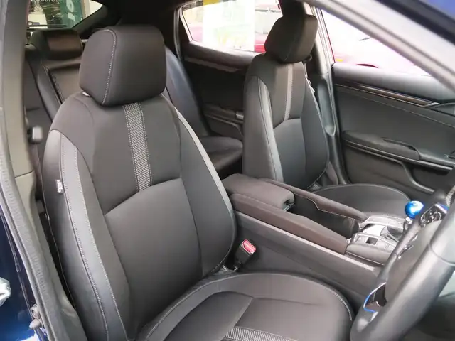 ホンダ シビック ハッチバック 千葉県 2020(令2)年 4.7万km 紺 SEEKERフロントリップスポイラー/モデューロテールゲートスポイラー純正OP/前期型フロントグリル（エンブレムレス加工）/純正グリルあり/HKSリーガマックスプレミアムマフラー/純正マフラーあり/BLITZ車高調ZZR/純正サスあり/YOKOHAMA ADVANREACING RCIII18インチ/純正AWあり/協栄産業ワイトレ11mm/無限シフトノブ/純正シフトノブあり/クレイスミスナンバーフレーム/innoベースキャリア/純正SDナビゲーション/・フルセグTV/・バックカメラ/・Bluetooth/・CD/DVD再生/ビルトインETC2.0/純正ドライブレコーダー（前後）/純正フロアマット/ホンダセンシング/・衝突軽減ブレーキ/・アダクティブクルーズコントロール/・歩行者事故低減ステアリング/・路外逸脱抑制機能/・渋滞追従機能付/・車線維持支援システム/・先行車発進お知らせ機能/・オートハイビーム/・標識認識機能/・革コンビシート/パワーシート（D/N席）/シートヒーター（D/N席）/プッシュスタート/電子パーキングブレーキ/ブレーキホールド/保証書/取扱説明書/スペアキー