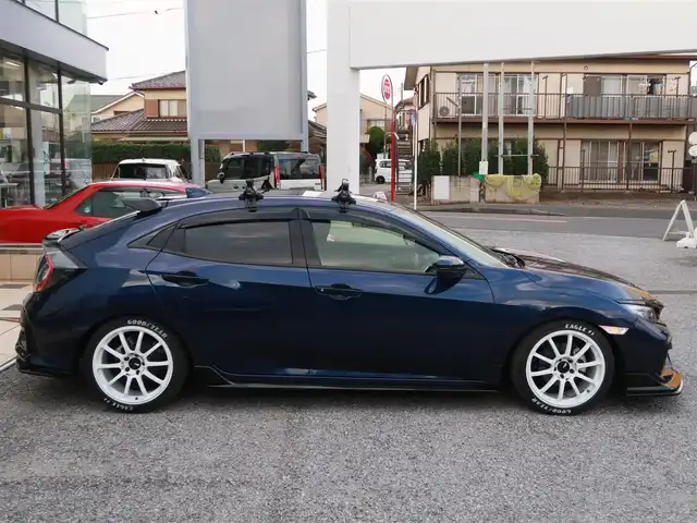 ホンダ シビック ハッチバック 千葉県 2020(令2)年 4.7万km 紺 SEEKERフロントリップスポイラー/モデューロテールゲートスポイラー純正OP/前期型フロントグリル（エンブレムレス加工）/純正グリルあり/HKSリーガマックスプレミアムマフラー/純正マフラーあり/BLITZ車高調ZZR/純正サスあり/YOKOHAMA ADVANREACING RCIII18インチ/純正AWあり/協栄産業ワイトレ11mm/無限シフトノブ/純正シフトノブあり/クレイスミスナンバーフレーム/innoベースキャリア/純正SDナビゲーション/・フルセグTV/・バックカメラ/・Bluetooth/・CD/DVD再生/ビルトインETC2.0/純正ドライブレコーダー（前後）/純正フロアマット/ホンダセンシング/・衝突軽減ブレーキ/・アダクティブクルーズコントロール/・歩行者事故低減ステアリング/・路外逸脱抑制機能/・渋滞追従機能付/・車線維持支援システム/・先行車発進お知らせ機能/・オートハイビーム/・標識認識機能/・革コンビシート/パワーシート（D/N席）/シートヒーター（D/N席）/プッシュスタート/電子パーキングブレーキ/ブレーキホールド/保証書/取扱説明書/スペアキー