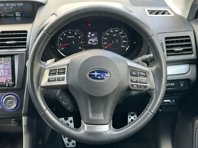 スバル フォレスター 2．0XT アイサイト 東京都 2012(平24)年 10.6万km アイスシルバーメタリック 純正フルエアロ/社外メモリーナビ/　DVD/CD/Bluetooth/全車速追従機能付クルーズコントロール/プリクラッシュブレーキ/先行車発進お知らせ/AT誤発進抑制/ふらつき警報/車線逸脱警報/前後ドライブレコーダー/ハーフレザーシート/パワーシート/シートヒーター/HIDヘッドライト/フォグランプ/オートライト/ETC/純正18インチアルミホイール/革巻きステアリングホイール/ステアリングスイッチ/パドルシフト/プッシュスタート/スマートキー/電動格納ミラー/ウインカーミラー/横すべり防止/フロアマット/ドアバイザー/取扱説明書/スペアキー