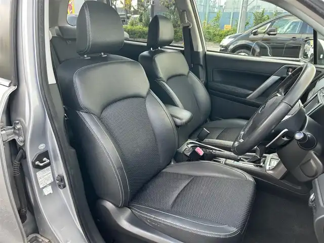 スバル フォレスター 2．0XT アイサイト 東京都 2012(平24)年 10.6万km アイスシルバーメタリック 純正フルエアロ/社外メモリーナビ/　DVD/CD/Bluetooth/全車速追従機能付クルーズコントロール/プリクラッシュブレーキ/先行車発進お知らせ/AT誤発進抑制/ふらつき警報/車線逸脱警報/前後ドライブレコーダー/ハーフレザーシート/パワーシート/シートヒーター/HIDヘッドライト/フォグランプ/オートライト/ETC/純正18インチアルミホイール/革巻きステアリングホイール/ステアリングスイッチ/パドルシフト/プッシュスタート/スマートキー/電動格納ミラー/ウインカーミラー/横すべり防止/フロアマット/ドアバイザー/取扱説明書/スペアキー