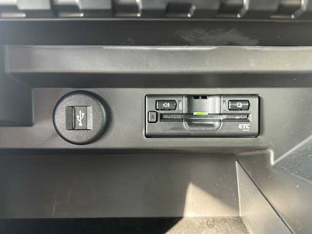 スズキ ソリオ バンディット HV MV 静岡県 2021(令3)年 1.8万km スーパーブラックパール 純正ナビ/・DISC/・TV/・FM/AM/・Bluetooth/・USB/・iPod/・Smartphone Link/主要装備/・全方位カメラ/・ヘッドアップディスプレイ/・ＥＴＣ/・運転席＋助手席シートヒーター/・ドライブレコーダー/・片側パワスラ/・アイドリングストップ/・クリアランスソナー/・衝突被害軽減システム/・車線逸脱警報/・LEDヘッドライト/・サイドカーテンエアバッグ/・デュアルカメラブレーキサポート