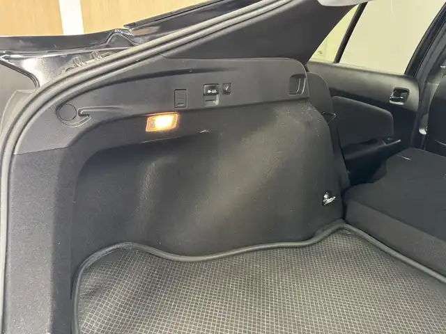 トヨタ プリウス A プレミアム　ツーリングセレ 三重県 2018(平30)年 6.7万km アティチュードブラックマイカ ハイブリッド/FF/インパネCVT/純正 11.6インチ 縦型ナビ*/（AM/FM/USB/iPod/Bluetooth/AUX/TV）/バックカメラ*/純正エアロ（F/S/R下）/ETC2.0*/Toyota Safety Sense/・プリクラッシュセーフティ/・レーンディパーチャーアラート（操舵支援付）/・レーダークルコン/・オートハイビーム/・ふらつき検知機能/・ブラインドスポットモニター/・インテリジェントクリアランスソナー（巻き込み警報機能付）/・シンプルインテリジェントパーキングアシスト/など/装備/・本革シート/・シートヒーター（D/N）/・パワーシート（Dランバーサポート付8way）/・ステアリングヒーター/・カラーヘッドアップディスプレイ/・AC100Vアクセサリーコンセント（ヴィークルパワーコネクター付・V2H対応・コンセント2ヶ）/・オートエアコン/・オートライト/・LEDヘッドライト＆フロントフォグランプ/・【OP】純正17inAW/・ステアリングスイッチ*/・プッシュスタート/・スマートキーx2/・保/取/ナビ取/・【DOP】マイナスイオン発生機能付LEDルームライト/など/*1…【OP】ナビレディセット