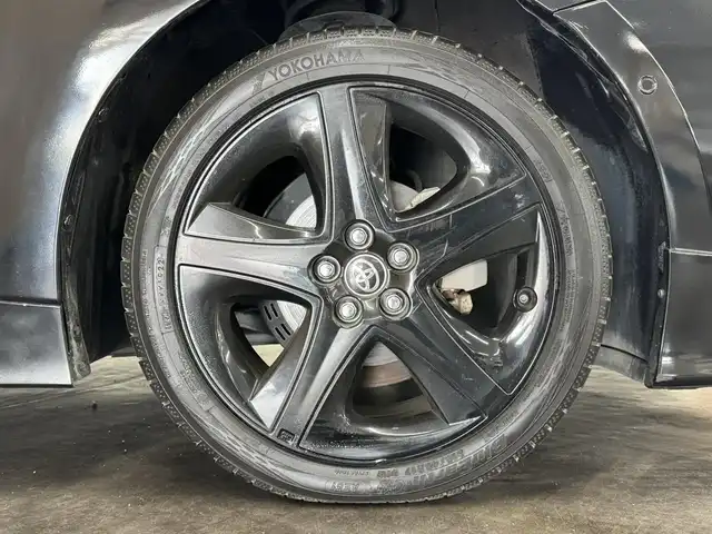 トヨタ プリウス A プレミアム　ツーリングセレ 三重県 2018(平30)年 6.7万km アティチュードブラックマイカ ハイブリッド/FF/インパネCVT/純正 11.6インチ 縦型ナビ*/（AM/FM/USB/iPod/Bluetooth/AUX/TV）/バックカメラ*/純正エアロ（F/S/R下）/ETC2.0*/Toyota Safety Sense/・プリクラッシュセーフティ/・レーンディパーチャーアラート（操舵支援付）/・レーダークルコン/・オートハイビーム/・ふらつき検知機能/・ブラインドスポットモニター/・インテリジェントクリアランスソナー（巻き込み警報機能付）/・シンプルインテリジェントパーキングアシスト/など/装備/・本革シート/・シートヒーター（D/N）/・パワーシート（Dランバーサポート付8way）/・ステアリングヒーター/・カラーヘッドアップディスプレイ/・AC100Vアクセサリーコンセント（ヴィークルパワーコネクター付・V2H対応・コンセント2ヶ）/・オートエアコン/・オートライト/・LEDヘッドライト＆フロントフォグランプ/・【OP】純正17inAW/・ステアリングスイッチ*/・プッシュスタート/・スマートキーx2/・保/取/ナビ取/・【DOP】マイナスイオン発生機能付LEDルームライト/など/*1…【OP】ナビレディセット