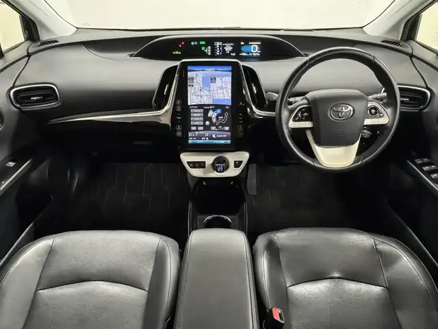 トヨタ プリウス A プレミアム　ツーリングセレ 三重県 2018(平30)年 6.7万km アティチュードブラックマイカ ハイブリッド/FF/インパネCVT/純正 11.6インチ 縦型ナビ*/（AM/FM/USB/iPod/Bluetooth/AUX/TV）/バックカメラ*/純正エアロ（F/S/R下）/ETC2.0*/Toyota Safety Sense/・プリクラッシュセーフティ/・レーンディパーチャーアラート（操舵支援付）/・レーダークルコン/・オートハイビーム/・ふらつき検知機能/・ブラインドスポットモニター/・インテリジェントクリアランスソナー（巻き込み警報機能付）/・シンプルインテリジェントパーキングアシスト/など/装備/・本革シート/・シートヒーター（D/N）/・パワーシート（Dランバーサポート付8way）/・ステアリングヒーター/・カラーヘッドアップディスプレイ/・AC100Vアクセサリーコンセント（ヴィークルパワーコネクター付・V2H対応・コンセント2ヶ）/・オートエアコン/・オートライト/・LEDヘッドライト＆フロントフォグランプ/・【OP】純正17inAW/・ステアリングスイッチ*/・プッシュスタート/・スマートキーx2/・保/取/ナビ取/・【DOP】マイナスイオン発生機能付LEDルームライト/など/*1…【OP】ナビレディセット