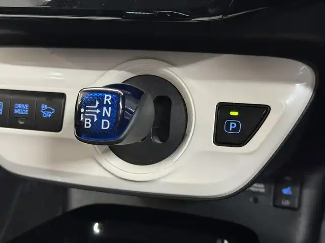 トヨタ プリウス A プレミアム　ツーリングセレ 三重県 2018(平30)年 6.7万km アティチュードブラックマイカ ハイブリッド/FF/インパネCVT/純正 11.6インチ 縦型ナビ*/（AM/FM/USB/iPod/Bluetooth/AUX/TV）/バックカメラ*/純正エアロ（F/S/R下）/ETC2.0*/Toyota Safety Sense/・プリクラッシュセーフティ/・レーンディパーチャーアラート（操舵支援付）/・レーダークルコン/・オートハイビーム/・ふらつき検知機能/・ブラインドスポットモニター/・インテリジェントクリアランスソナー（巻き込み警報機能付）/・シンプルインテリジェントパーキングアシスト/など/装備/・本革シート/・シートヒーター（D/N）/・パワーシート（Dランバーサポート付8way）/・ステアリングヒーター/・カラーヘッドアップディスプレイ/・AC100Vアクセサリーコンセント（ヴィークルパワーコネクター付・V2H対応・コンセント2ヶ）/・オートエアコン/・オートライト/・LEDヘッドライト＆フロントフォグランプ/・【OP】純正17inAW/・ステアリングスイッチ*/・プッシュスタート/・スマートキーx2/・保/取/ナビ取/・【DOP】マイナスイオン発生機能付LEDルームライト/など/*1…【OP】ナビレディセット