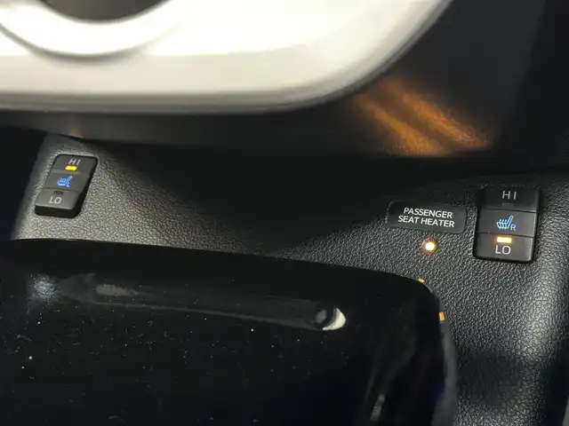 トヨタ プリウス A プレミアム　ツーリングセレ 三重県 2018(平30)年 6.7万km アティチュードブラックマイカ ハイブリッド/FF/インパネCVT/純正 11.6インチ 縦型ナビ*/（AM/FM/USB/iPod/Bluetooth/AUX/TV）/バックカメラ*/純正エアロ（F/S/R下）/ETC2.0*/Toyota Safety Sense/・プリクラッシュセーフティ/・レーンディパーチャーアラート（操舵支援付）/・レーダークルコン/・オートハイビーム/・ふらつき検知機能/・ブラインドスポットモニター/・インテリジェントクリアランスソナー（巻き込み警報機能付）/・シンプルインテリジェントパーキングアシスト/など/装備/・本革シート/・シートヒーター（D/N）/・パワーシート（Dランバーサポート付8way）/・ステアリングヒーター/・カラーヘッドアップディスプレイ/・AC100Vアクセサリーコンセント（ヴィークルパワーコネクター付・V2H対応・コンセント2ヶ）/・オートエアコン/・オートライト/・LEDヘッドライト＆フロントフォグランプ/・【OP】純正17inAW/・ステアリングスイッチ*/・プッシュスタート/・スマートキーx2/・保/取/ナビ取/・【DOP】マイナスイオン発生機能付LEDルームライト/など/*1…【OP】ナビレディセット