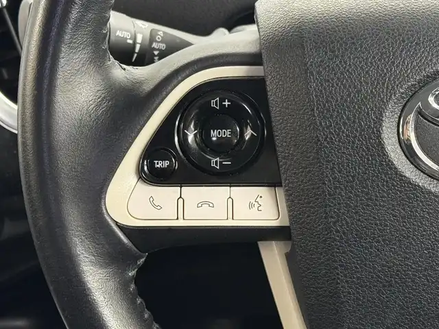 トヨタ プリウス A プレミアム　ツーリングセレ 三重県 2018(平30)年 6.7万km アティチュードブラックマイカ ハイブリッド/FF/インパネCVT/純正 11.6インチ 縦型ナビ*/（AM/FM/USB/iPod/Bluetooth/AUX/TV）/バックカメラ*/純正エアロ（F/S/R下）/ETC2.0*/Toyota Safety Sense/・プリクラッシュセーフティ/・レーンディパーチャーアラート（操舵支援付）/・レーダークルコン/・オートハイビーム/・ふらつき検知機能/・ブラインドスポットモニター/・インテリジェントクリアランスソナー（巻き込み警報機能付）/・シンプルインテリジェントパーキングアシスト/など/装備/・本革シート/・シートヒーター（D/N）/・パワーシート（Dランバーサポート付8way）/・ステアリングヒーター/・カラーヘッドアップディスプレイ/・AC100Vアクセサリーコンセント（ヴィークルパワーコネクター付・V2H対応・コンセント2ヶ）/・オートエアコン/・オートライト/・LEDヘッドライト＆フロントフォグランプ/・【OP】純正17inAW/・ステアリングスイッチ*/・プッシュスタート/・スマートキーx2/・保/取/ナビ取/・【DOP】マイナスイオン発生機能付LEDルームライト/など/*1…【OP】ナビレディセット