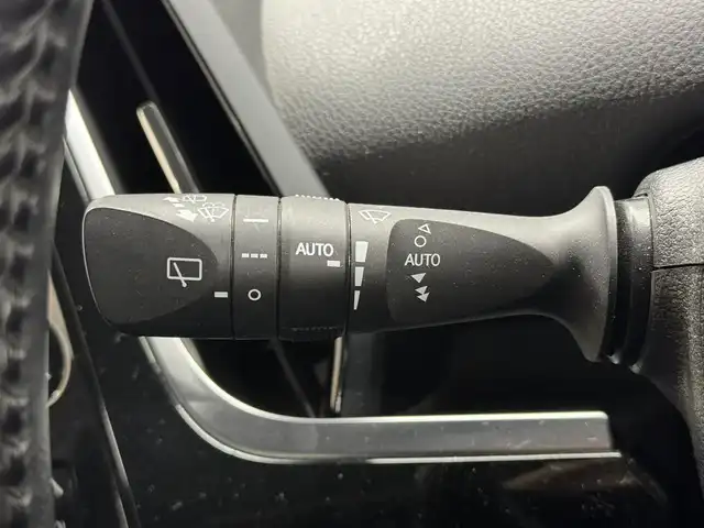 トヨタ プリウス A プレミアム　ツーリングセレ 三重県 2018(平30)年 6.7万km アティチュードブラックマイカ ハイブリッド/FF/インパネCVT/純正 11.6インチ 縦型ナビ*/（AM/FM/USB/iPod/Bluetooth/AUX/TV）/バックカメラ*/純正エアロ（F/S/R下）/ETC2.0*/Toyota Safety Sense/・プリクラッシュセーフティ/・レーンディパーチャーアラート（操舵支援付）/・レーダークルコン/・オートハイビーム/・ふらつき検知機能/・ブラインドスポットモニター/・インテリジェントクリアランスソナー（巻き込み警報機能付）/・シンプルインテリジェントパーキングアシスト/など/装備/・本革シート/・シートヒーター（D/N）/・パワーシート（Dランバーサポート付8way）/・ステアリングヒーター/・カラーヘッドアップディスプレイ/・AC100Vアクセサリーコンセント（ヴィークルパワーコネクター付・V2H対応・コンセント2ヶ）/・オートエアコン/・オートライト/・LEDヘッドライト＆フロントフォグランプ/・【OP】純正17inAW/・ステアリングスイッチ*/・プッシュスタート/・スマートキーx2/・保/取/ナビ取/・【DOP】マイナスイオン発生機能付LEDルームライト/など/*1…【OP】ナビレディセット