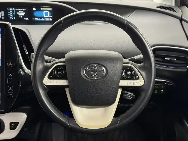 トヨタ プリウス A プレミアム　ツーリングセレ 三重県 2018(平30)年 6.7万km アティチュードブラックマイカ ハイブリッド/FF/インパネCVT/純正 11.6インチ 縦型ナビ*/（AM/FM/USB/iPod/Bluetooth/AUX/TV）/バックカメラ*/純正エアロ（F/S/R下）/ETC2.0*/Toyota Safety Sense/・プリクラッシュセーフティ/・レーンディパーチャーアラート（操舵支援付）/・レーダークルコン/・オートハイビーム/・ふらつき検知機能/・ブラインドスポットモニター/・インテリジェントクリアランスソナー（巻き込み警報機能付）/・シンプルインテリジェントパーキングアシスト/など/装備/・本革シート/・シートヒーター（D/N）/・パワーシート（Dランバーサポート付8way）/・ステアリングヒーター/・カラーヘッドアップディスプレイ/・AC100Vアクセサリーコンセント（ヴィークルパワーコネクター付・V2H対応・コンセント2ヶ）/・オートエアコン/・オートライト/・LEDヘッドライト＆フロントフォグランプ/・【OP】純正17inAW/・ステアリングスイッチ*/・プッシュスタート/・スマートキーx2/・保/取/ナビ取/・【DOP】マイナスイオン発生機能付LEDルームライト/など/*1…【OP】ナビレディセット