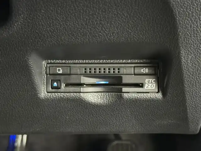 トヨタ プリウス A プレミアム　ツーリングセレ 三重県 2018(平30)年 6.7万km アティチュードブラックマイカ ハイブリッド/FF/インパネCVT/純正 11.6インチ 縦型ナビ*/（AM/FM/USB/iPod/Bluetooth/AUX/TV）/バックカメラ*/純正エアロ（F/S/R下）/ETC2.0*/Toyota Safety Sense/・プリクラッシュセーフティ/・レーンディパーチャーアラート（操舵支援付）/・レーダークルコン/・オートハイビーム/・ふらつき検知機能/・ブラインドスポットモニター/・インテリジェントクリアランスソナー（巻き込み警報機能付）/・シンプルインテリジェントパーキングアシスト/など/装備/・本革シート/・シートヒーター（D/N）/・パワーシート（Dランバーサポート付8way）/・ステアリングヒーター/・カラーヘッドアップディスプレイ/・AC100Vアクセサリーコンセント（ヴィークルパワーコネクター付・V2H対応・コンセント2ヶ）/・オートエアコン/・オートライト/・LEDヘッドライト＆フロントフォグランプ/・【OP】純正17inAW/・ステアリングスイッチ*/・プッシュスタート/・スマートキーx2/・保/取/ナビ取/・【DOP】マイナスイオン発生機能付LEDルームライト/など/*1…【OP】ナビレディセット