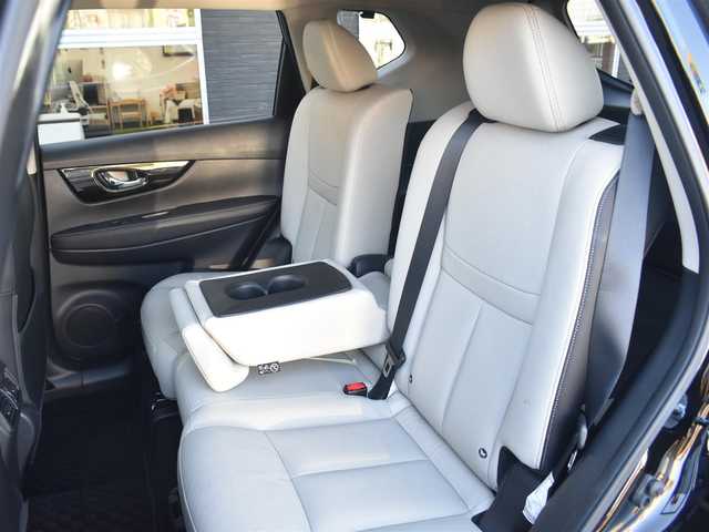 日産 エクストレイル モードプレミア ハイコントラストインテリア 道央・札幌 2017(平29)年 5万km 黒 デジタルインナーミラー/純正9インチナビ（型式MM517D-L)/：フルセグTV/：CD DVD再生/：Bluetoothオーディオ/：アラウンドビューモニター/純正19インチアルミホイール/純正フロアマット/LEDヘッドライト/：オートヘッドライト/：フロントフォグライト/インテリジェントエマージェンシーブレーキ/クイックコンフォートシートヒーター（前席・2列目左右）/左右独立温度調節機能付オートエアコン/リモコンパワーバックドア/ーーーーーーーーーーーーーーーーーーーーーーーーーーーー/保証書/取扱説明書/スペアスマートキー×1本/記録簿(H.30.R.2.3.4.5.6.7)