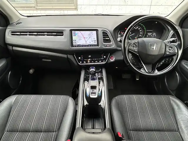ホンダ ヴェゼル ハイブリッド Z ホンダセンシング 福岡県 2017(平29)年 8.4万km ミスティックグリーンパール ワンオーナー/純正8インチナビ【VXM-175VFEi】/　(AM/FM/CD/DVD/Bluetooth/フルセグTV)/バックカメラ/ホンダセンシング/・衝突軽減ブレーキ/・先行車発信お知らせ機能/・車両接近通報/・歩行者事故低減ステアリング/・路外逸脱抑制/・標識認識/・アダプティブクルーズコントロール/・車線維持支援/・パーキングセンサー/横滑り防止/オートマチックブレーキホールド/純正17インチアルミホイール/ルーフレール/黒色ハーフレザーシート/ビルトインETC/パドルシフト/革巻きステアリング/ステアリングスイッチ/シートヒーター(D/N)/純正フロアマット/フロントガラス熱線/USBポート/アクセサリーソケット/保証書/取扱説明書/ナビ取扱説明書
