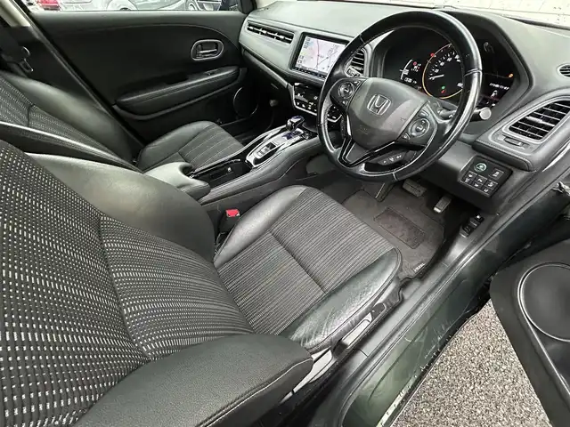 ホンダ ヴェゼル ハイブリッド Z ホンダセンシング 福岡県 2017(平29)年 8.4万km ミスティックグリーンパール ワンオーナー/純正8インチナビ【VXM-175VFEi】/　(AM/FM/CD/DVD/Bluetooth/フルセグTV)/バックカメラ/ホンダセンシング/・衝突軽減ブレーキ/・先行車発信お知らせ機能/・車両接近通報/・歩行者事故低減ステアリング/・路外逸脱抑制/・標識認識/・アダプティブクルーズコントロール/・車線維持支援/・パーキングセンサー/横滑り防止/オートマチックブレーキホールド/純正17インチアルミホイール/ルーフレール/黒色ハーフレザーシート/ビルトインETC/パドルシフト/革巻きステアリング/ステアリングスイッチ/シートヒーター(D/N)/純正フロアマット/フロントガラス熱線/USBポート/アクセサリーソケット/保証書/取扱説明書/ナビ取扱説明書