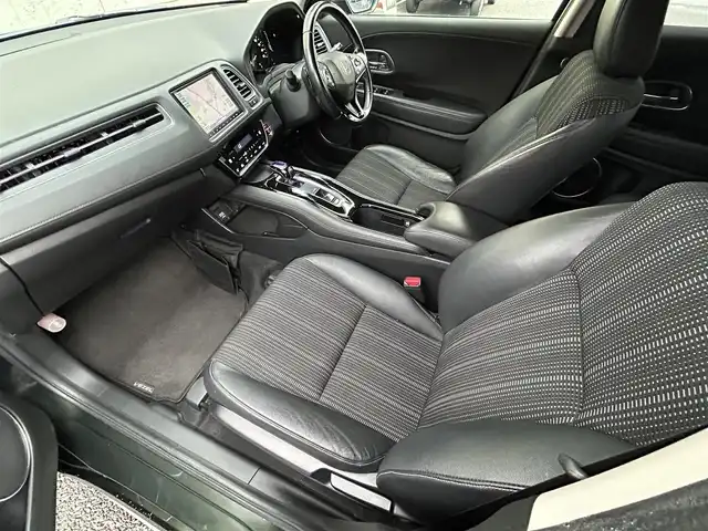 ホンダ ヴェゼル ハイブリッド Z ホンダセンシング 福岡県 2017(平29)年 8.4万km ミスティックグリーンパール ワンオーナー/純正8インチナビ【VXM-175VFEi】/　(AM/FM/CD/DVD/Bluetooth/フルセグTV)/バックカメラ/ホンダセンシング/・衝突軽減ブレーキ/・先行車発信お知らせ機能/・車両接近通報/・歩行者事故低減ステアリング/・路外逸脱抑制/・標識認識/・アダプティブクルーズコントロール/・車線維持支援/・パーキングセンサー/横滑り防止/オートマチックブレーキホールド/純正17インチアルミホイール/ルーフレール/黒色ハーフレザーシート/ビルトインETC/パドルシフト/革巻きステアリング/ステアリングスイッチ/シートヒーター(D/N)/純正フロアマット/フロントガラス熱線/USBポート/アクセサリーソケット/保証書/取扱説明書/ナビ取扱説明書