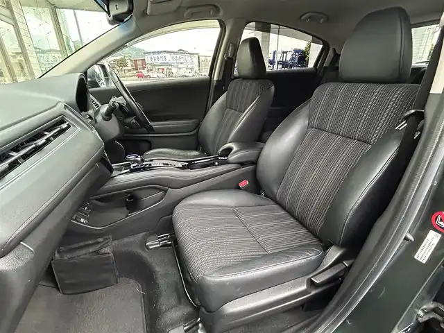 ホンダ ヴェゼル ハイブリッド Z ホンダセンシング 福岡県 2017(平29)年 8.4万km ミスティックグリーンパール ワンオーナー/純正8インチナビ【VXM-175VFEi】/　(AM/FM/CD/DVD/Bluetooth/フルセグTV)/バックカメラ/ホンダセンシング/・衝突軽減ブレーキ/・先行車発信お知らせ機能/・車両接近通報/・歩行者事故低減ステアリング/・路外逸脱抑制/・標識認識/・アダプティブクルーズコントロール/・車線維持支援/・パーキングセンサー/横滑り防止/オートマチックブレーキホールド/純正17インチアルミホイール/ルーフレール/黒色ハーフレザーシート/ビルトインETC/パドルシフト/革巻きステアリング/ステアリングスイッチ/シートヒーター(D/N)/純正フロアマット/フロントガラス熱線/USBポート/アクセサリーソケット/保証書/取扱説明書/ナビ取扱説明書