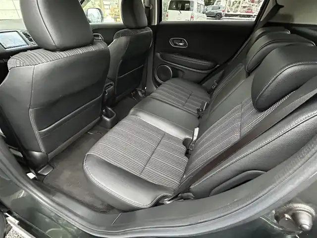 ホンダ ヴェゼル ハイブリッド Z ホンダセンシング 福岡県 2017(平29)年 8.4万km ミスティックグリーンパール ワンオーナー/純正8インチナビ【VXM-175VFEi】/　(AM/FM/CD/DVD/Bluetooth/フルセグTV)/バックカメラ/ホンダセンシング/・衝突軽減ブレーキ/・先行車発信お知らせ機能/・車両接近通報/・歩行者事故低減ステアリング/・路外逸脱抑制/・標識認識/・アダプティブクルーズコントロール/・車線維持支援/・パーキングセンサー/横滑り防止/オートマチックブレーキホールド/純正17インチアルミホイール/ルーフレール/黒色ハーフレザーシート/ビルトインETC/パドルシフト/革巻きステアリング/ステアリングスイッチ/シートヒーター(D/N)/純正フロアマット/フロントガラス熱線/USBポート/アクセサリーソケット/保証書/取扱説明書/ナビ取扱説明書