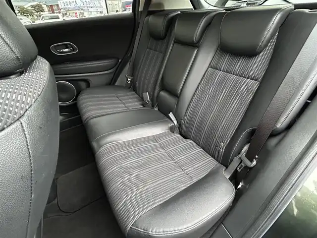 ホンダ ヴェゼル ハイブリッド Z ホンダセンシング 福岡県 2017(平29)年 8.4万km ミスティックグリーンパール ワンオーナー/純正8インチナビ【VXM-175VFEi】/　(AM/FM/CD/DVD/Bluetooth/フルセグTV)/バックカメラ/ホンダセンシング/・衝突軽減ブレーキ/・先行車発信お知らせ機能/・車両接近通報/・歩行者事故低減ステアリング/・路外逸脱抑制/・標識認識/・アダプティブクルーズコントロール/・車線維持支援/・パーキングセンサー/横滑り防止/オートマチックブレーキホールド/純正17インチアルミホイール/ルーフレール/黒色ハーフレザーシート/ビルトインETC/パドルシフト/革巻きステアリング/ステアリングスイッチ/シートヒーター(D/N)/純正フロアマット/フロントガラス熱線/USBポート/アクセサリーソケット/保証書/取扱説明書/ナビ取扱説明書