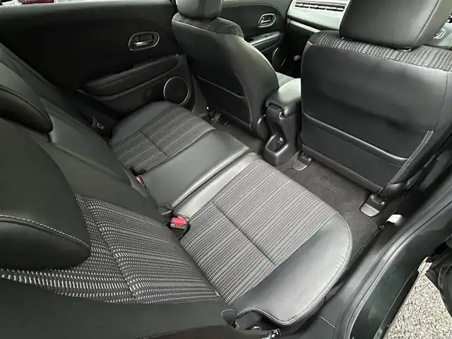 ホンダ ヴェゼル ハイブリッド Z ホンダセンシング 福岡県 2017(平29)年 8.4万km ミスティックグリーンパール ワンオーナー/純正8インチナビ【VXM-175VFEi】/　(AM/FM/CD/DVD/Bluetooth/フルセグTV)/バックカメラ/ホンダセンシング/・衝突軽減ブレーキ/・先行車発信お知らせ機能/・車両接近通報/・歩行者事故低減ステアリング/・路外逸脱抑制/・標識認識/・アダプティブクルーズコントロール/・車線維持支援/・パーキングセンサー/横滑り防止/オートマチックブレーキホールド/純正17インチアルミホイール/ルーフレール/黒色ハーフレザーシート/ビルトインETC/パドルシフト/革巻きステアリング/ステアリングスイッチ/シートヒーター(D/N)/純正フロアマット/フロントガラス熱線/USBポート/アクセサリーソケット/保証書/取扱説明書/ナビ取扱説明書