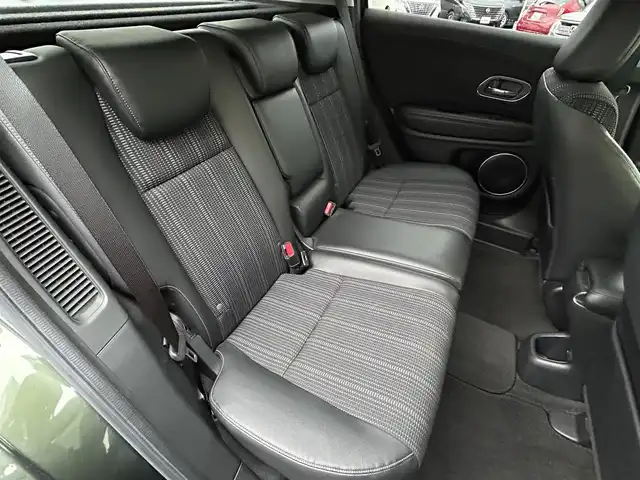 ホンダ ヴェゼル ハイブリッド Z ホンダセンシング 福岡県 2017(平29)年 8.4万km ミスティックグリーンパール ワンオーナー/純正8インチナビ【VXM-175VFEi】/　(AM/FM/CD/DVD/Bluetooth/フルセグTV)/バックカメラ/ホンダセンシング/・衝突軽減ブレーキ/・先行車発信お知らせ機能/・車両接近通報/・歩行者事故低減ステアリング/・路外逸脱抑制/・標識認識/・アダプティブクルーズコントロール/・車線維持支援/・パーキングセンサー/横滑り防止/オートマチックブレーキホールド/純正17インチアルミホイール/ルーフレール/黒色ハーフレザーシート/ビルトインETC/パドルシフト/革巻きステアリング/ステアリングスイッチ/シートヒーター(D/N)/純正フロアマット/フロントガラス熱線/USBポート/アクセサリーソケット/保証書/取扱説明書/ナビ取扱説明書