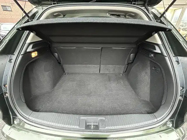 ホンダ ヴェゼル ハイブリッド Z ホンダセンシング 福岡県 2017(平29)年 8.4万km ミスティックグリーンパール ワンオーナー/純正8インチナビ【VXM-175VFEi】/　(AM/FM/CD/DVD/Bluetooth/フルセグTV)/バックカメラ/ホンダセンシング/・衝突軽減ブレーキ/・先行車発信お知らせ機能/・車両接近通報/・歩行者事故低減ステアリング/・路外逸脱抑制/・標識認識/・アダプティブクルーズコントロール/・車線維持支援/・パーキングセンサー/横滑り防止/オートマチックブレーキホールド/純正17インチアルミホイール/ルーフレール/黒色ハーフレザーシート/ビルトインETC/パドルシフト/革巻きステアリング/ステアリングスイッチ/シートヒーター(D/N)/純正フロアマット/フロントガラス熱線/USBポート/アクセサリーソケット/保証書/取扱説明書/ナビ取扱説明書