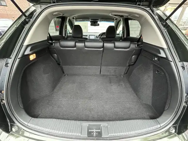 ホンダ ヴェゼル ハイブリッド Z ホンダセンシング 福岡県 2017(平29)年 8.4万km ミスティックグリーンパール ワンオーナー/純正8インチナビ【VXM-175VFEi】/　(AM/FM/CD/DVD/Bluetooth/フルセグTV)/バックカメラ/ホンダセンシング/・衝突軽減ブレーキ/・先行車発信お知らせ機能/・車両接近通報/・歩行者事故低減ステアリング/・路外逸脱抑制/・標識認識/・アダプティブクルーズコントロール/・車線維持支援/・パーキングセンサー/横滑り防止/オートマチックブレーキホールド/純正17インチアルミホイール/ルーフレール/黒色ハーフレザーシート/ビルトインETC/パドルシフト/革巻きステアリング/ステアリングスイッチ/シートヒーター(D/N)/純正フロアマット/フロントガラス熱線/USBポート/アクセサリーソケット/保証書/取扱説明書/ナビ取扱説明書