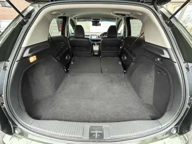 ホンダ ヴェゼル ハイブリッド Z ホンダセンシング 福岡県 2017(平29)年 8.4万km ミスティックグリーンパール ワンオーナー/純正8インチナビ【VXM-175VFEi】/　(AM/FM/CD/DVD/Bluetooth/フルセグTV)/バックカメラ/ホンダセンシング/・衝突軽減ブレーキ/・先行車発信お知らせ機能/・車両接近通報/・歩行者事故低減ステアリング/・路外逸脱抑制/・標識認識/・アダプティブクルーズコントロール/・車線維持支援/・パーキングセンサー/横滑り防止/オートマチックブレーキホールド/純正17インチアルミホイール/ルーフレール/黒色ハーフレザーシート/ビルトインETC/パドルシフト/革巻きステアリング/ステアリングスイッチ/シートヒーター(D/N)/純正フロアマット/フロントガラス熱線/USBポート/アクセサリーソケット/保証書/取扱説明書/ナビ取扱説明書