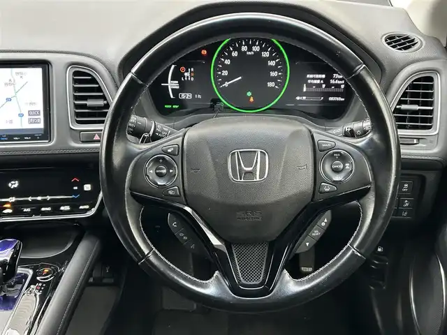 ホンダ ヴェゼル ハイブリッド Z ホンダセンシング 福岡県 2017(平29)年 8.4万km ミスティックグリーンパール ワンオーナー/純正8インチナビ【VXM-175VFEi】/　(AM/FM/CD/DVD/Bluetooth/フルセグTV)/バックカメラ/ホンダセンシング/・衝突軽減ブレーキ/・先行車発信お知らせ機能/・車両接近通報/・歩行者事故低減ステアリング/・路外逸脱抑制/・標識認識/・アダプティブクルーズコントロール/・車線維持支援/・パーキングセンサー/横滑り防止/オートマチックブレーキホールド/純正17インチアルミホイール/ルーフレール/黒色ハーフレザーシート/ビルトインETC/パドルシフト/革巻きステアリング/ステアリングスイッチ/シートヒーター(D/N)/純正フロアマット/フロントガラス熱線/USBポート/アクセサリーソケット/保証書/取扱説明書/ナビ取扱説明書