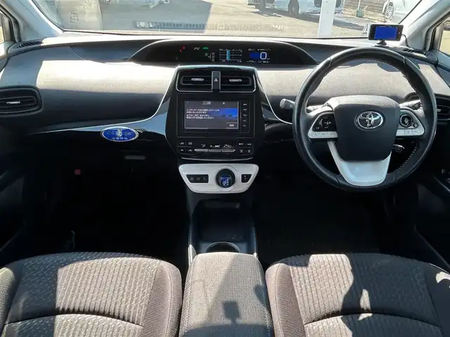 トヨタ プリウス S 宮城県 2016(平28)年 4.6万km ホワイトパールクリスタルシャイン セーフティセンス/・プリクラッシュセーフティ/・レーダークルーズコントロール/・レーンディパーチャーアラート/・オートマチックハイビーム/純正ナビ（NSZT-W64）/・CD/DVD/・Bluetooth/・フルセグTV/バックカメラ/ビルトインETC/ドライブレコーダー/革巻きステアリング/ステアリングスイッチ/LEDヘッドライト/フォグランプ/オートライト/スマートキー＆プッシュスタート/スペアキー/電動格納ミラー/社外15インチAW/純正フロアマット/純正ドアバイザー/トノカバー/W/サイド/カーテンエアバッグ