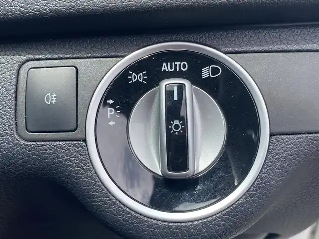メルセデス・ベンツ Ｃ２００ ブルーエフィシェンシー AVG 福岡県 2012(平24)年 10.5万km 白 純正ナビ/フルセグ/バックカメラ/クルコン/ハーフレザー/前席パワーシート/オートライト/パドルシフト/ドラレコ/字光式土台/スペアキー